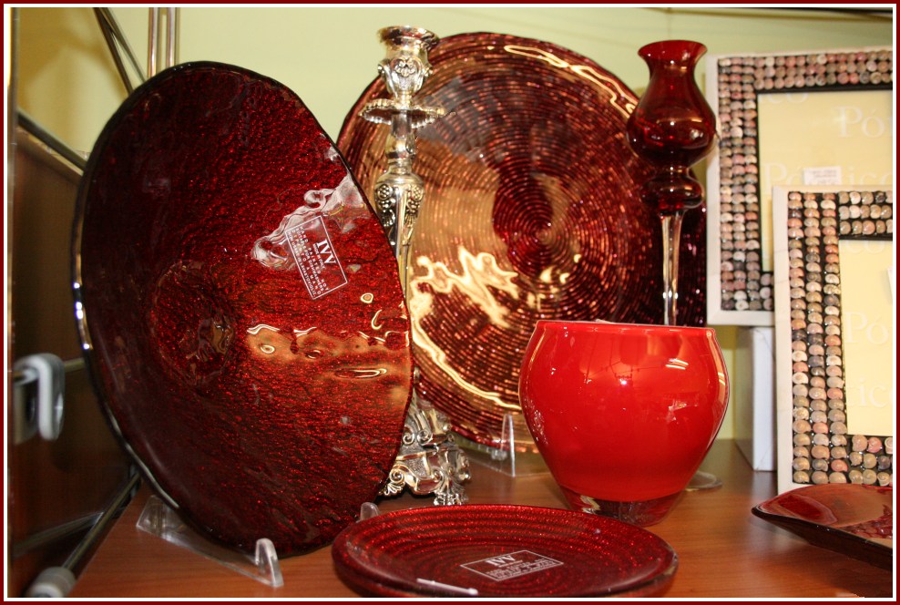 Il vetro il design delle creazioni per arredare la casa, piatti e vasi